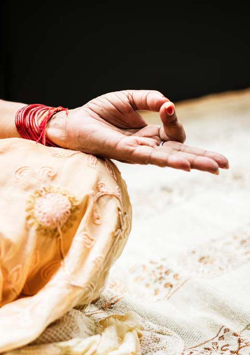 Hatha Yoga Jestetten Petra Weiss Background3 Hatha Yoga Jestetten Petra Weiss Hintergrund Frau mit Asana