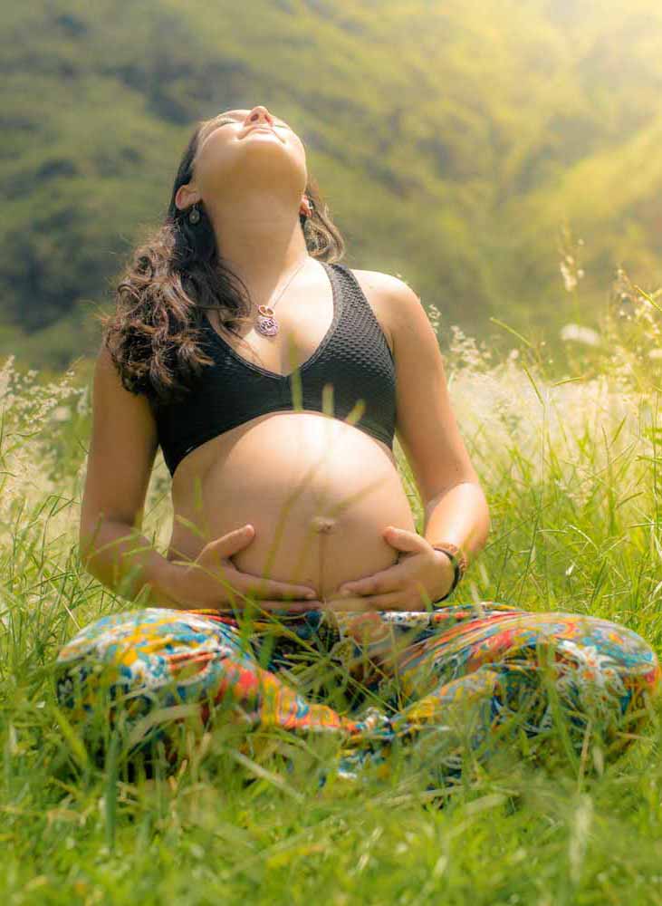 Schwangere Frau übt Yoga aus
